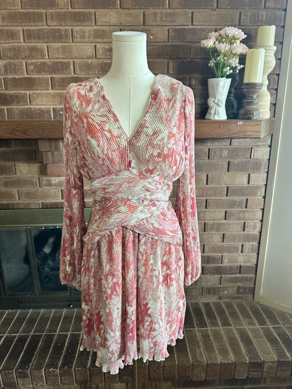 ASTR The Label Pleated Floral Mini Dress Size M Medium Pink Coral Romantic Boho